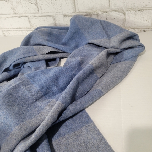 Warm & soft fringe scarf - Picture 5 of 9